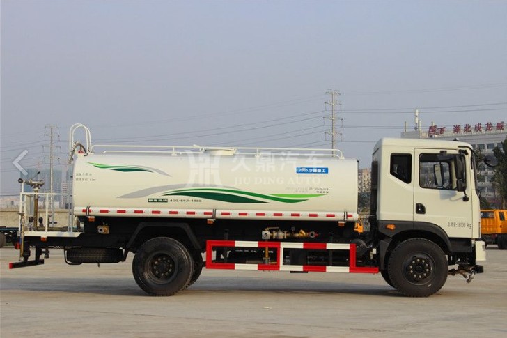 環(huán)衛(wèi)灑水車需要用什么駕駛證_東風(fēng)御虎12噸環(huán)衛(wèi)灑水車4