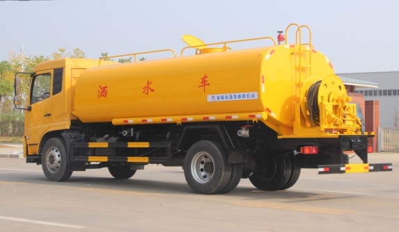 東風(fēng)天錦灑水車帶高壓清洗高清圖片 東風(fēng)天錦灑水車帶高壓清洗高清圖片