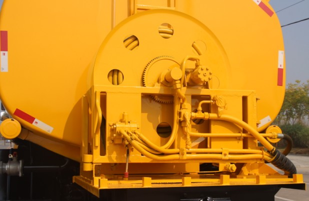 東風(fēng)天錦灑水車帶高壓清洗高清圖片 東風(fēng)天錦灑水車帶高壓清洗高清圖片