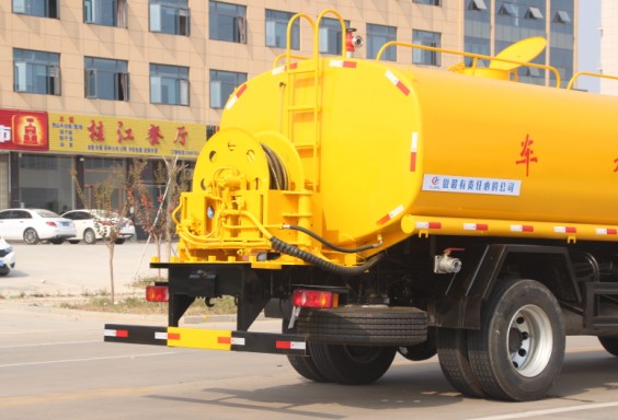 東風(fēng)天錦灑水車帶高壓清洗高清圖片 東風(fēng)天錦灑水車帶高壓清洗高清圖片