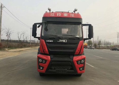 江鈴?fù)埱八暮蟀松⒀b水泥運(yùn)輸車(chē) 江鈴?fù)埱八暮蟀松⒀b水泥運(yùn)輸車(chē)