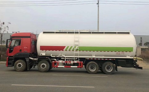 江鈴?fù)埱八暮蟀松⒀b水泥運(yùn)輸車(chē) 江鈴?fù)埱八暮蟀松⒀b水泥運(yùn)輸車(chē)