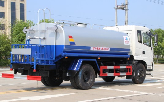 東風(fēng)專(zhuān)用底盤(pán)12方灑水車(chē)高清圖片 東風(fēng)專(zhuān)用底盤(pán)12方灑水車(chē)高清圖片