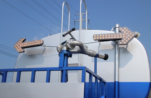 東風(fēng)專(zhuān)用底盤(pán)12方灑水車(chē)高清圖片 東風(fēng)專(zhuān)用底盤(pán)12方灑水車(chē)高清圖片