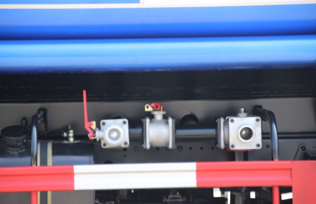 東風(fēng)專(zhuān)用底盤(pán)12方灑水車(chē)高清圖片 東風(fēng)專(zhuān)用底盤(pán)12方灑水車(chē)高清圖片