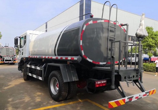 國(guó)六14噸東風(fēng)多利卡D9灑水車圖片 國(guó)六14噸東風(fēng)多利卡D9灑水車圖片