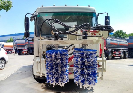 東風(fēng)天錦護欄清洗灑水車圖片 東風(fēng)天錦護欄清洗灑水車圖片