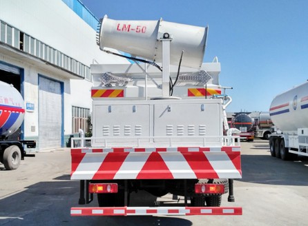 東風(fēng)天錦護欄清洗灑水車圖片 東風(fēng)天錦護欄清洗灑水車圖片