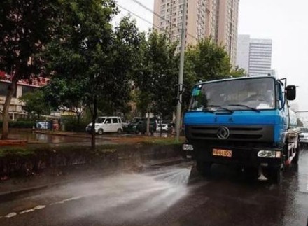 灑水車工作圖片 灑水車工作圖片