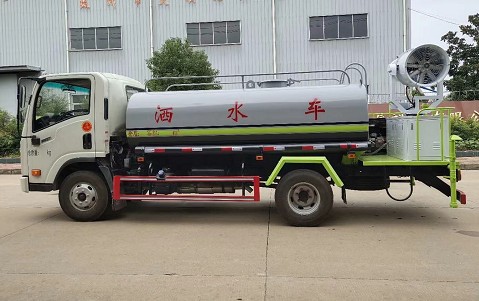 5噸灑水車多重_國六5方大運黃牌綠化灑水車廠家價格4