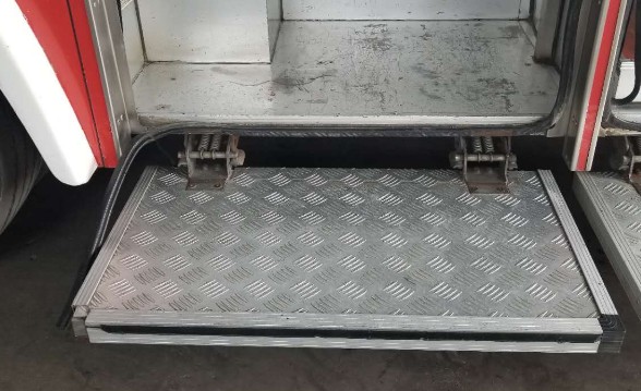 消防車腳踏板合頁_豪沃消防車腳踏板_消防車翻轉腳踏板-消防車配件4