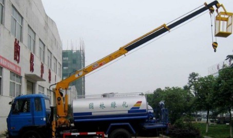 隨車吊灑水車圖片 隨車吊灑水車圖片