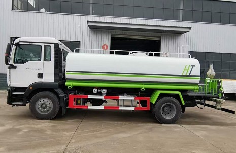 國(guó)六重汽汕德卡15方灑水車圖片 國(guó)六重汽汕德卡15方灑水車圖片