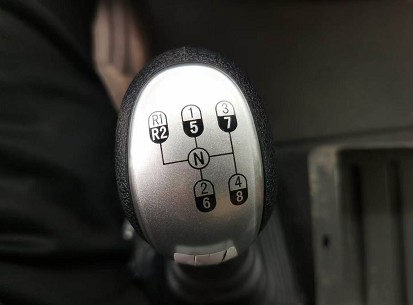 國(guó)六重汽汕德卡15方灑水車圖片 國(guó)六重汽汕德卡15方灑水車圖片