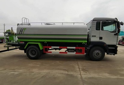 國(guó)六重汽汕德卡15方灑水車圖片 國(guó)六重汽汕德卡15方灑水車圖片